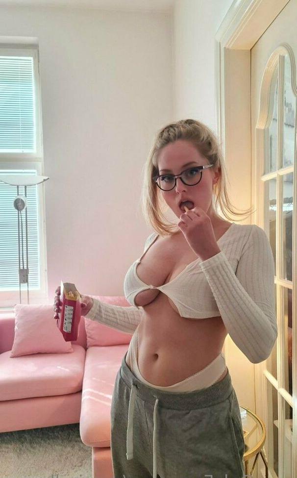 25P Eva Sindlerova nude