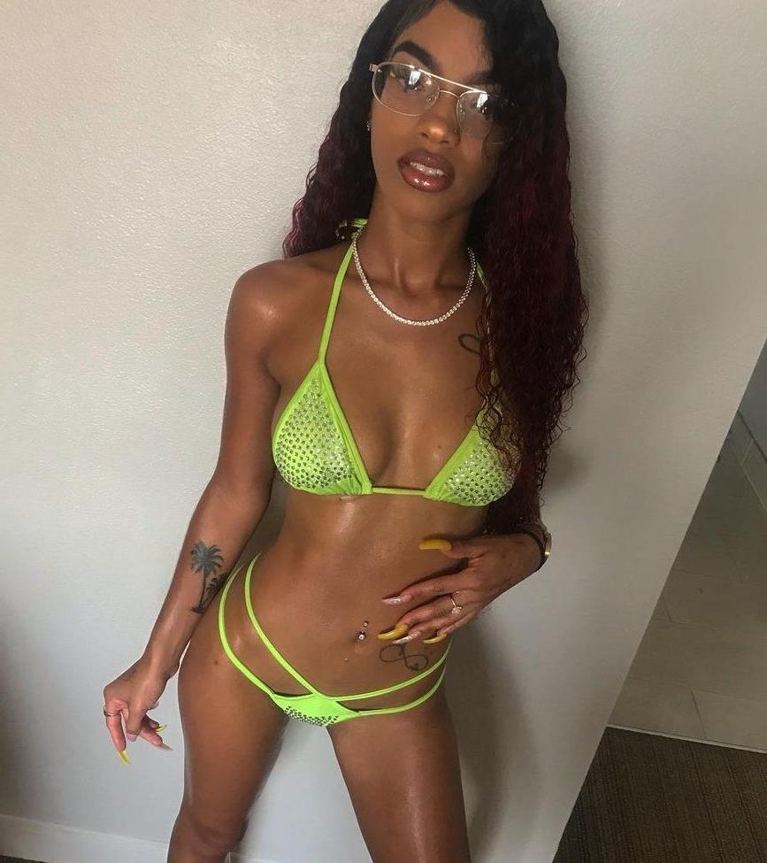 25P Rozay Molly nude