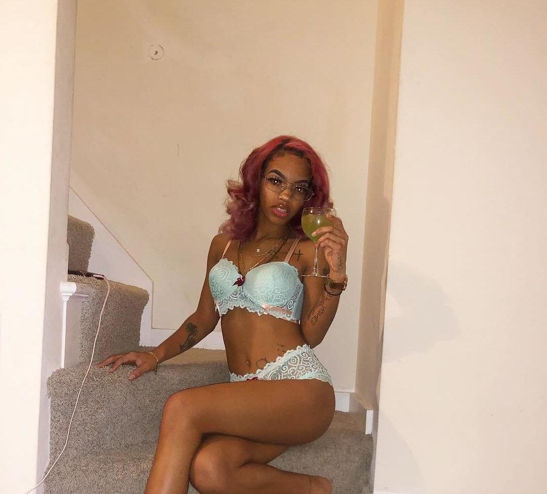 25P Rozay Molly nude