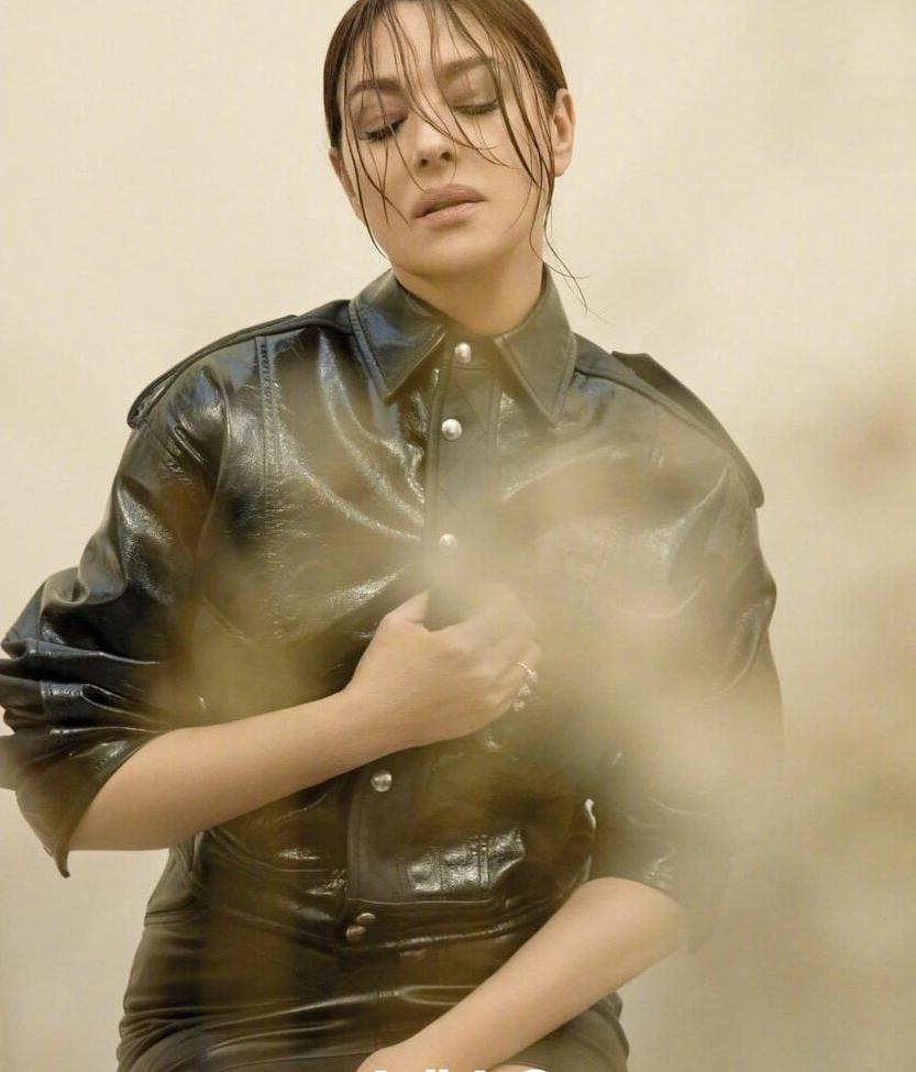 25P Monica Bellucci nude