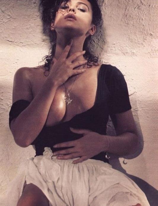 25P Monica Bellucci nude