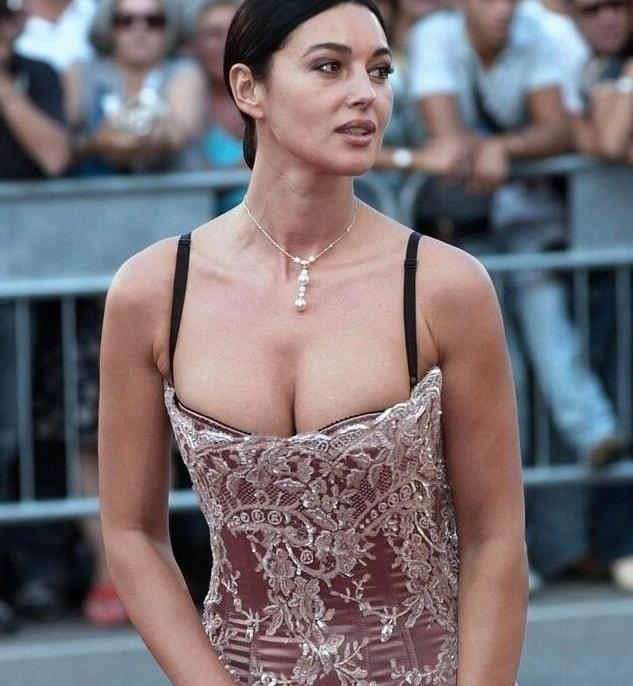 25P Monica Bellucci nude
