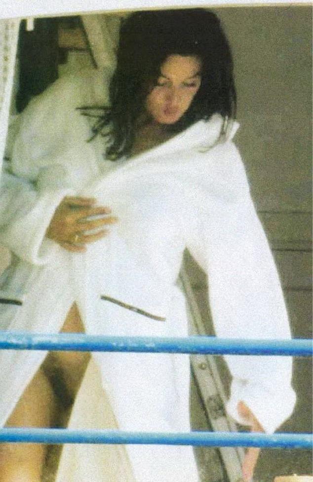 25P Monica Bellucci nude