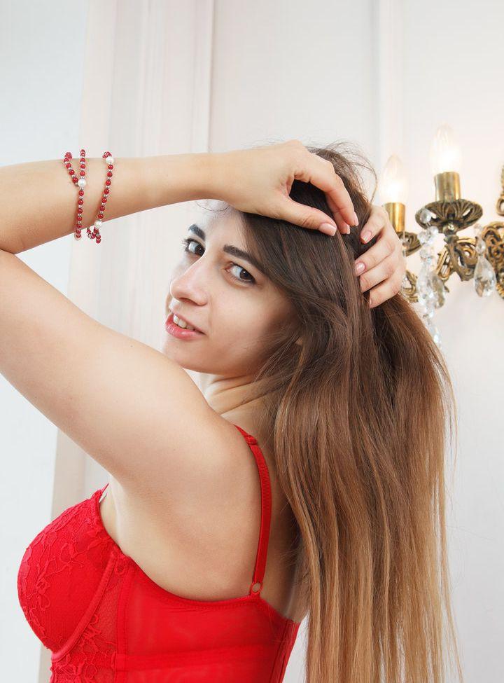 25P Elle Mira nude