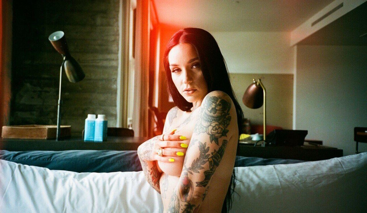 13P Meredith Devine nude