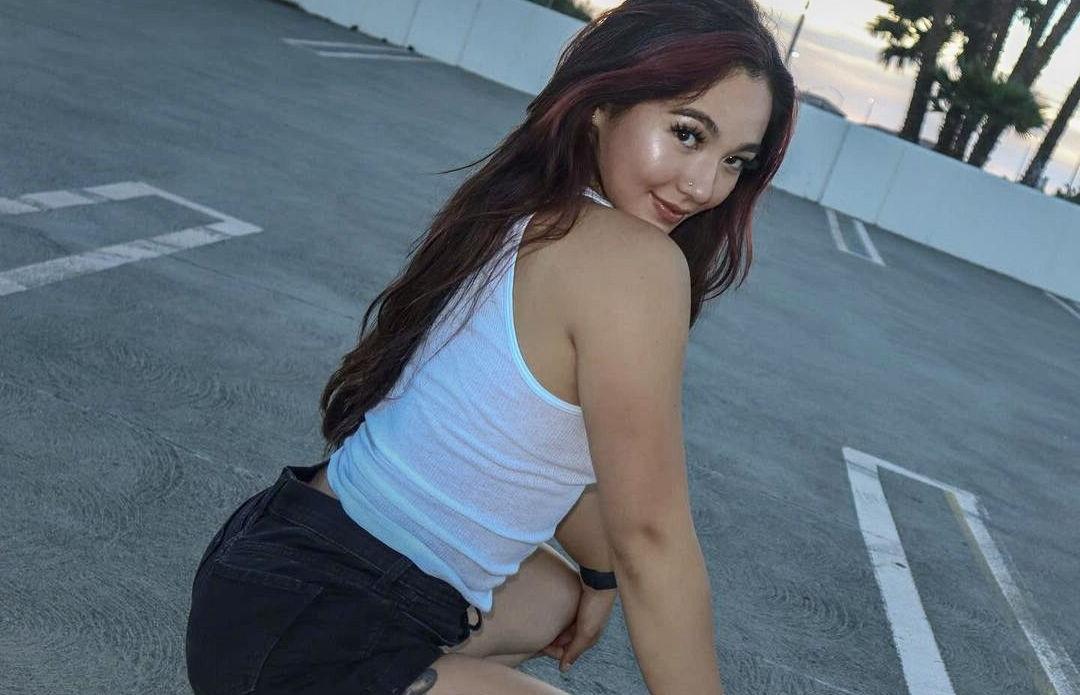 25P Eliza Chau nude