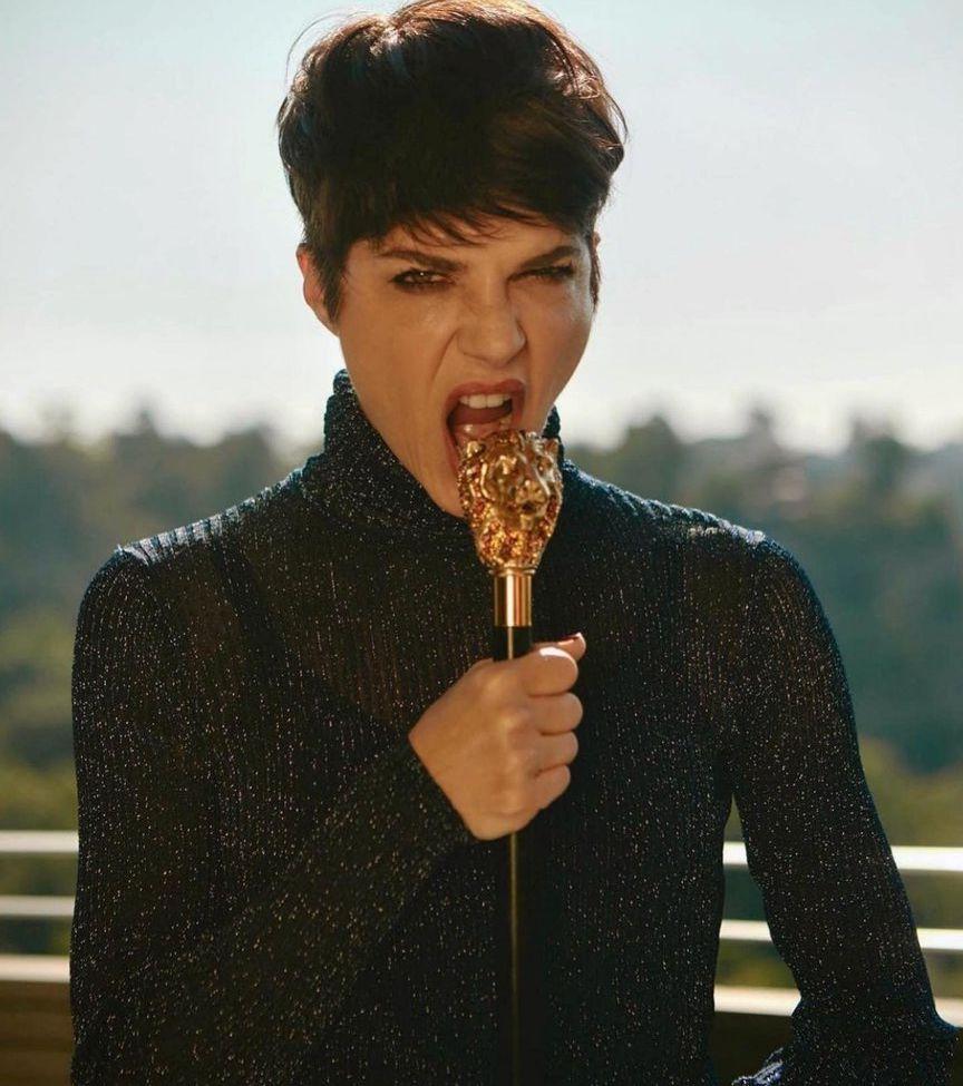 4P Selma Blair nude