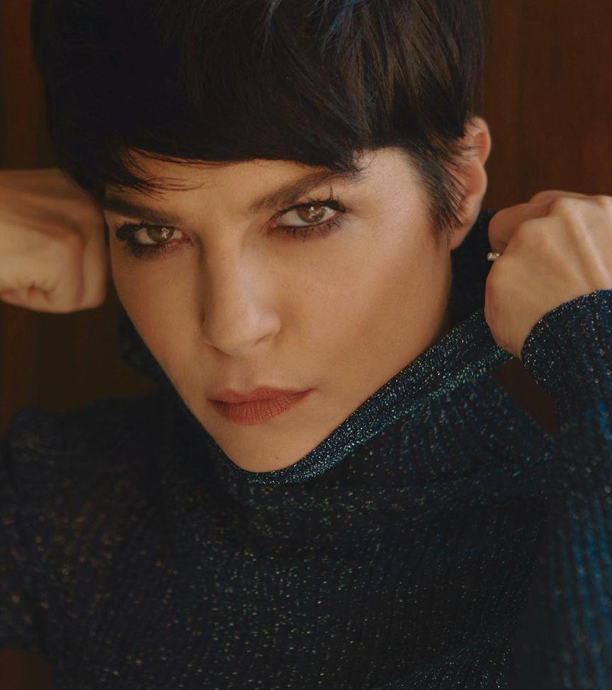 4P Selma Blair nude