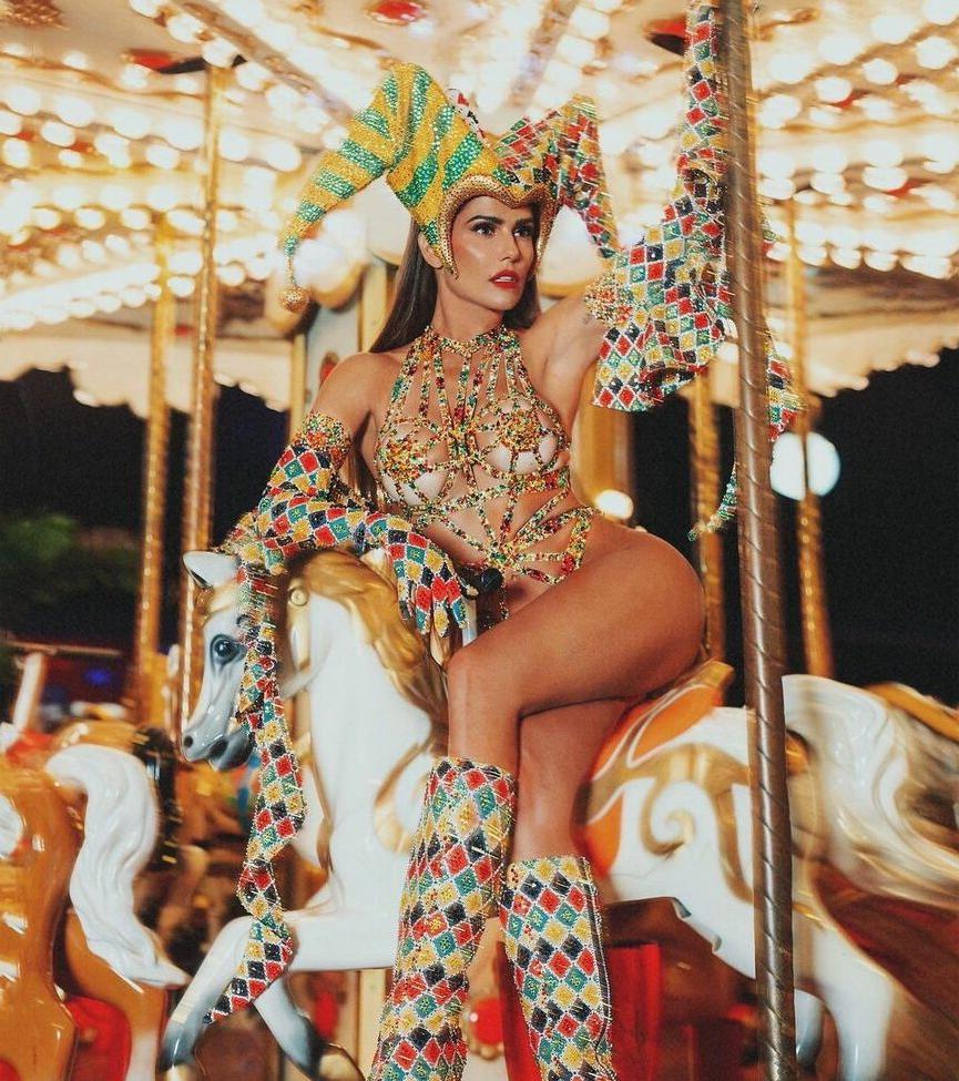 25P Deborah Secco nude