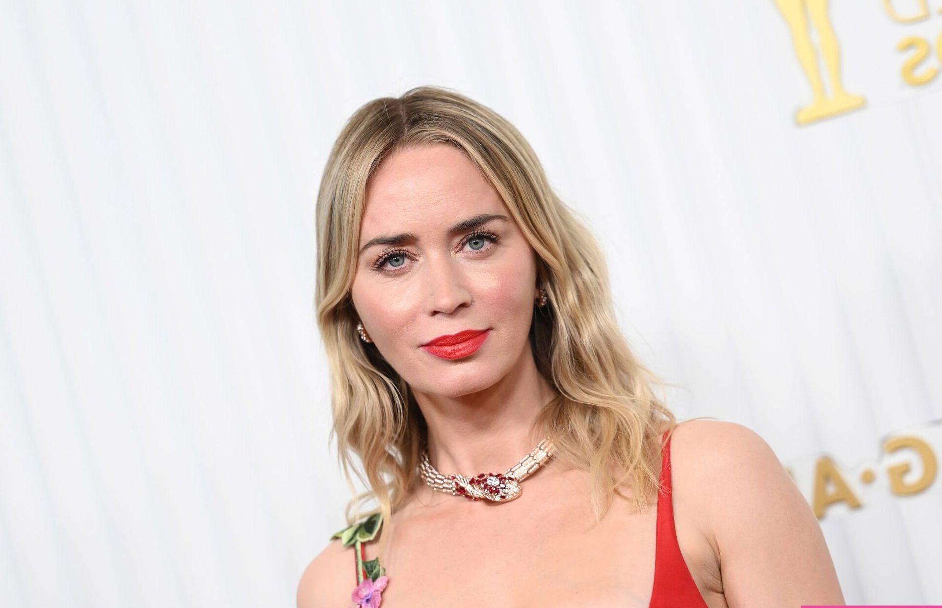 25P Emily Blunt nude