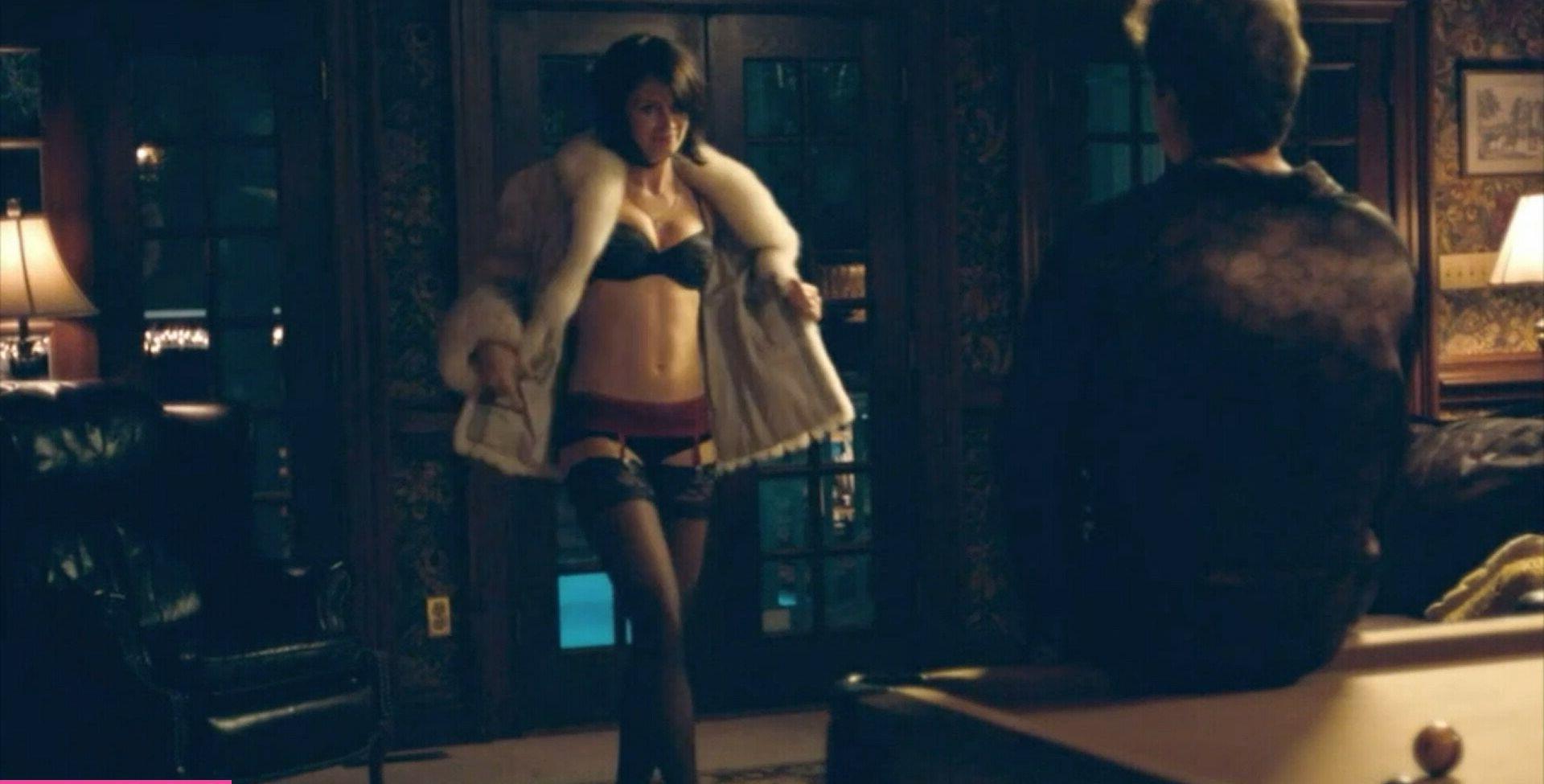 25P Emily Blunt nude