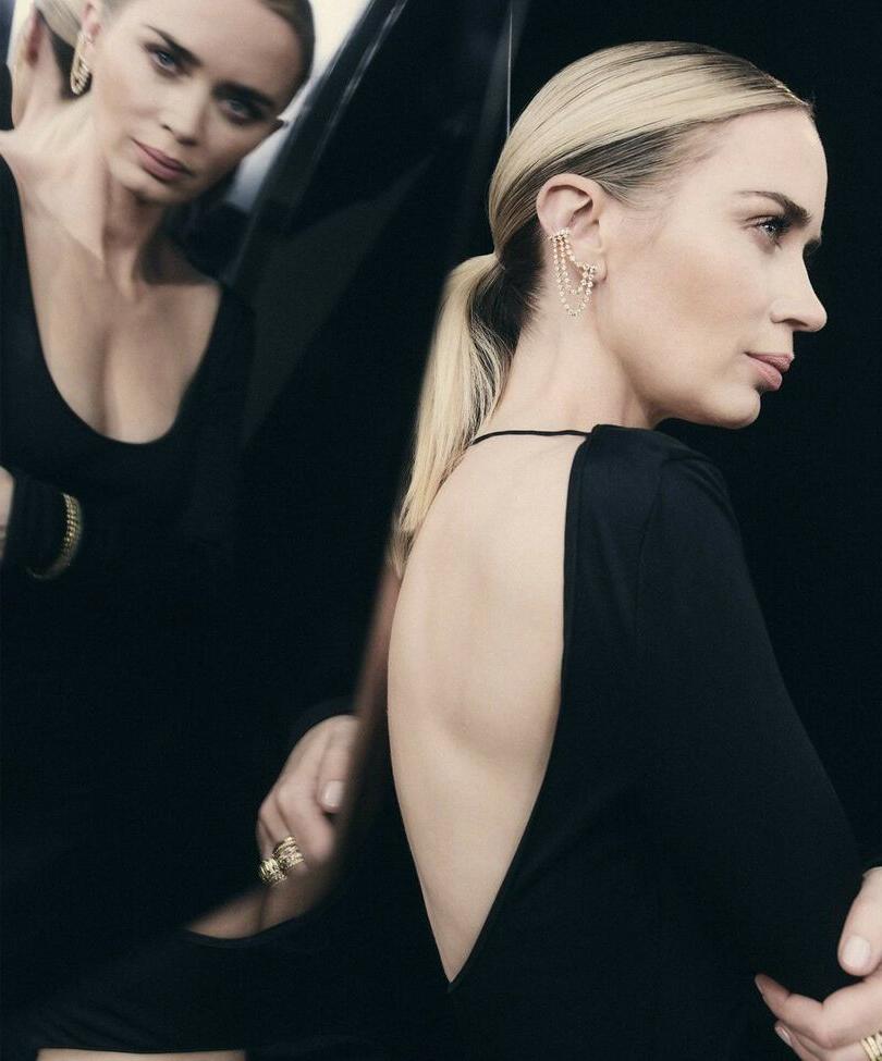 25P Emily Blunt nude