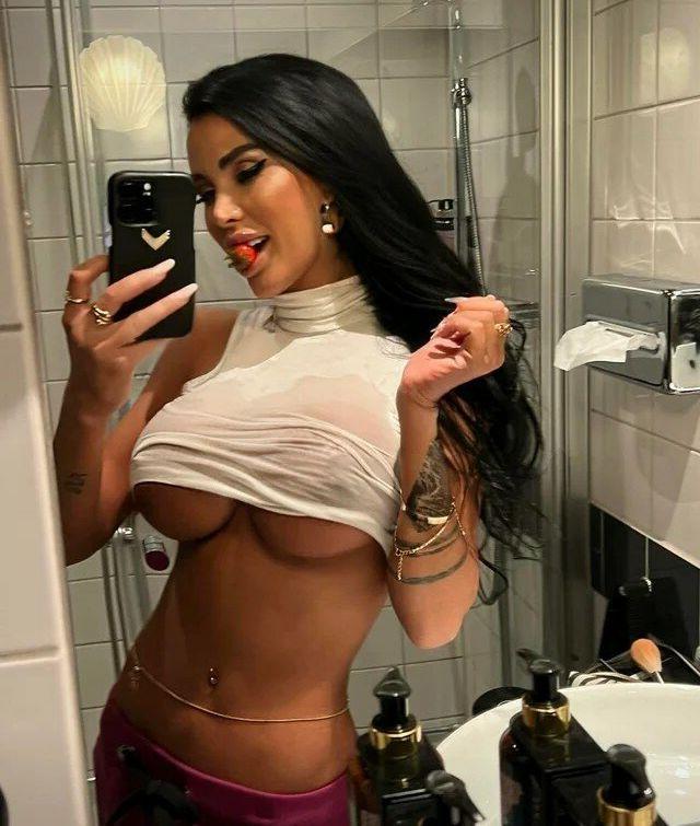 25P Daniela Crudu nude