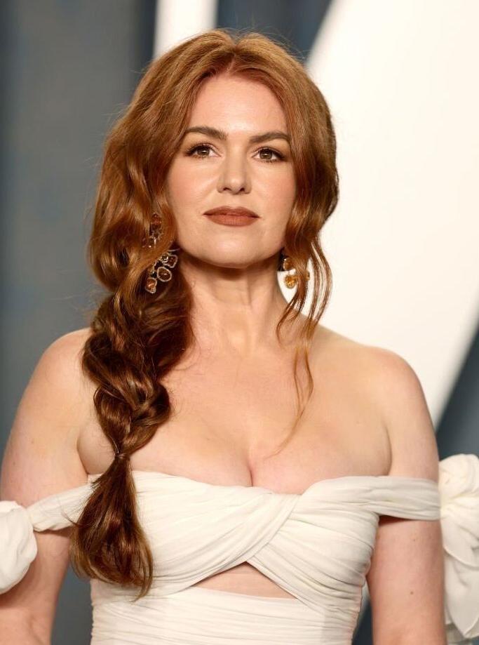 25P Isla Fisher nude