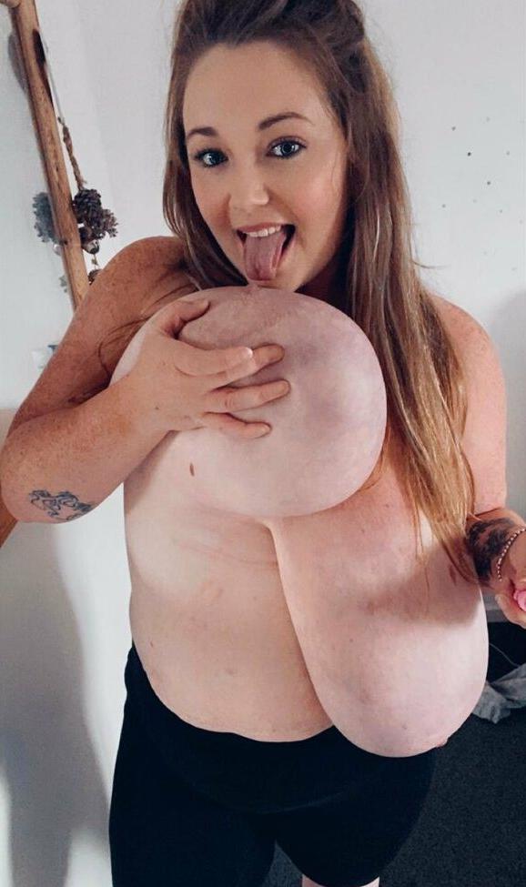 21P Chlozee nude
