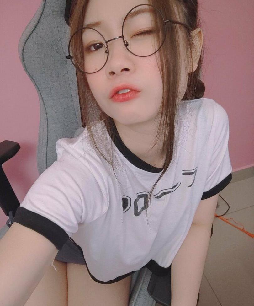 7P Vmeow nude