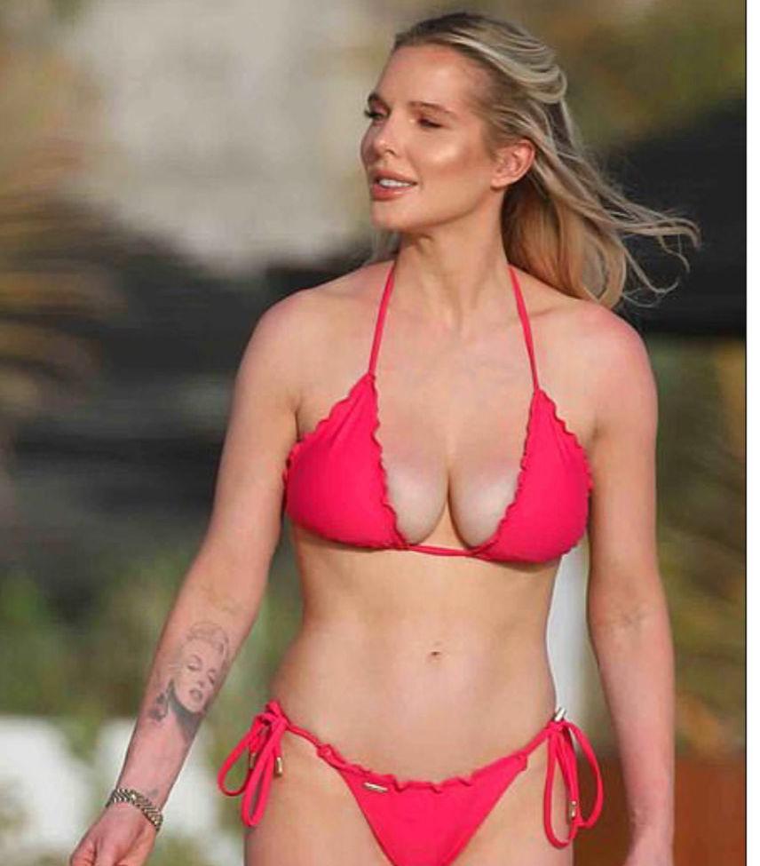25P Helen Flanagan nackt