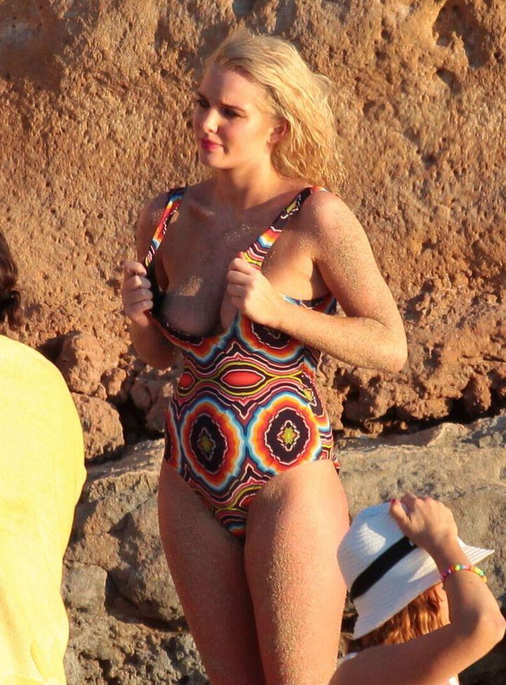 25P Helen Flanagan nackt