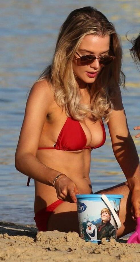 25P Helen Flanagan nackt