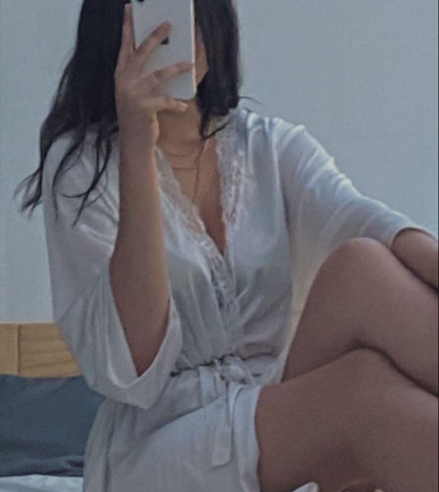 24P Floriane Cooper nude