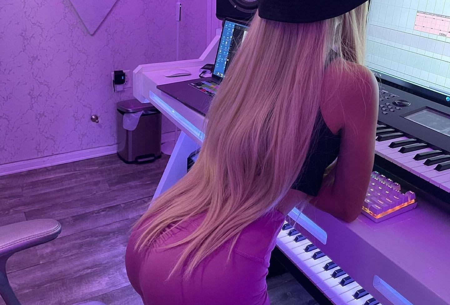 25P Barbierican nude