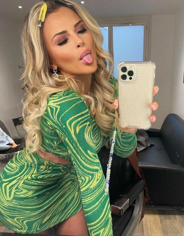 21P Kelly Vedovelli nude