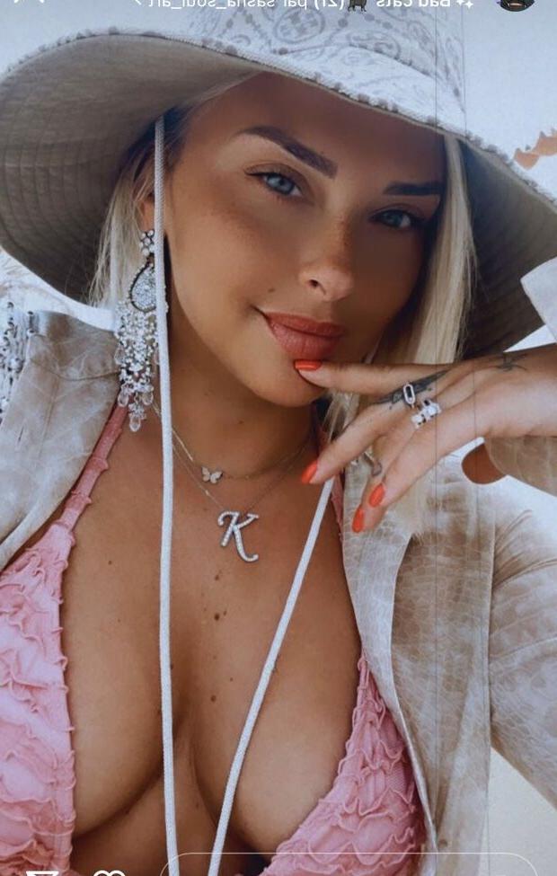 21P Kelly Vedovelli nude