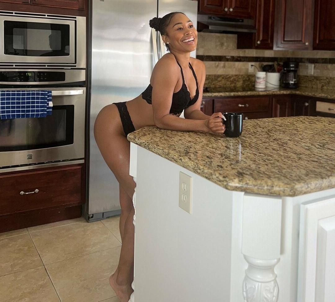 25P Ariane Andrew nude