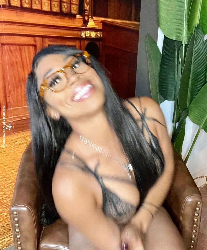 25P Ariane Andrew nude
