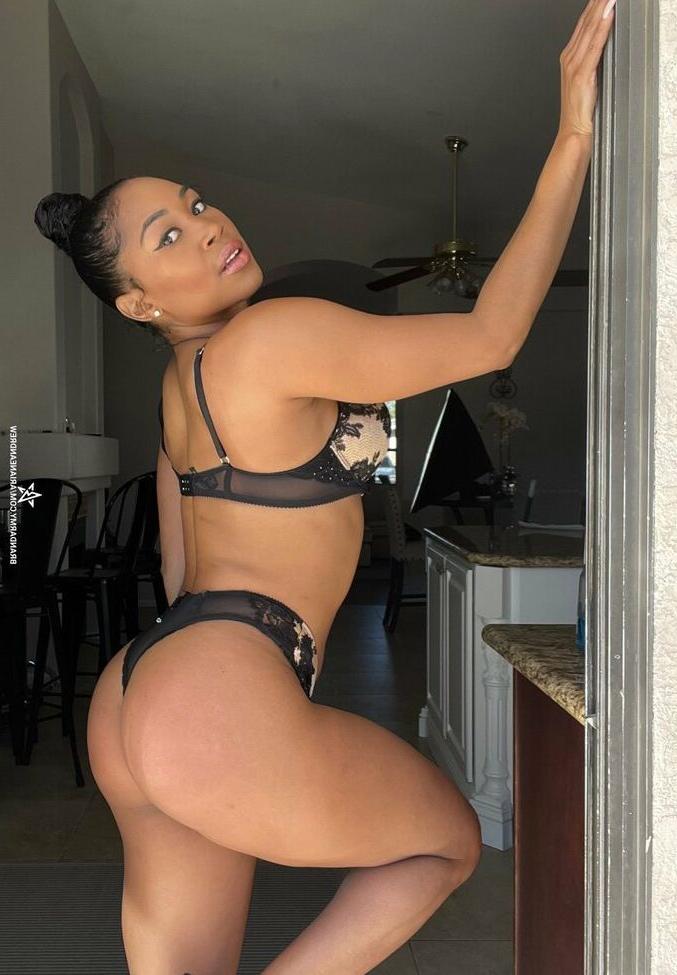 25P Ariane Andrew nude