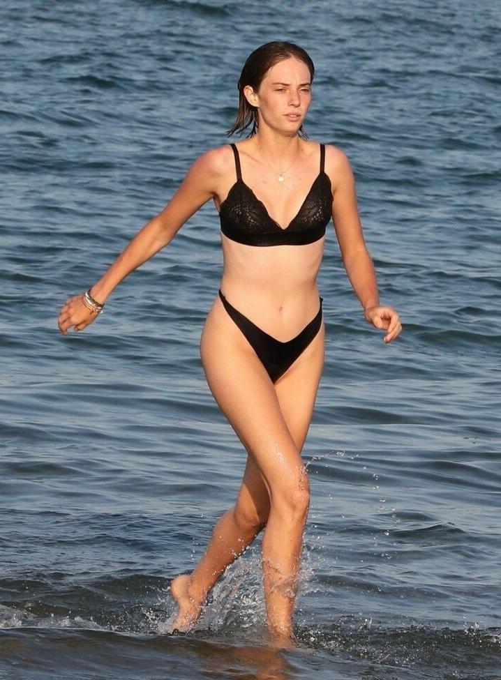 25P Maya Hawke nude