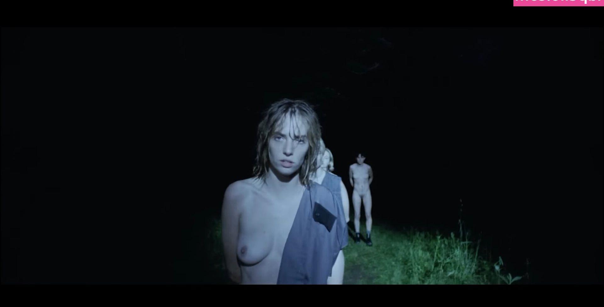 25P Maya Hawke nude