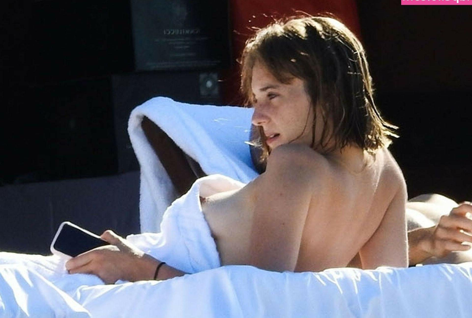 25P Maya Hawke nude
