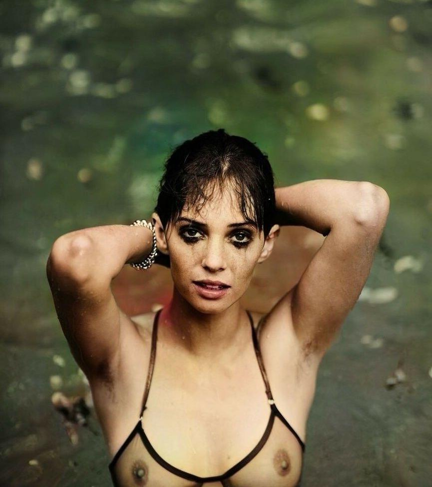 25P Maya Hawke nude