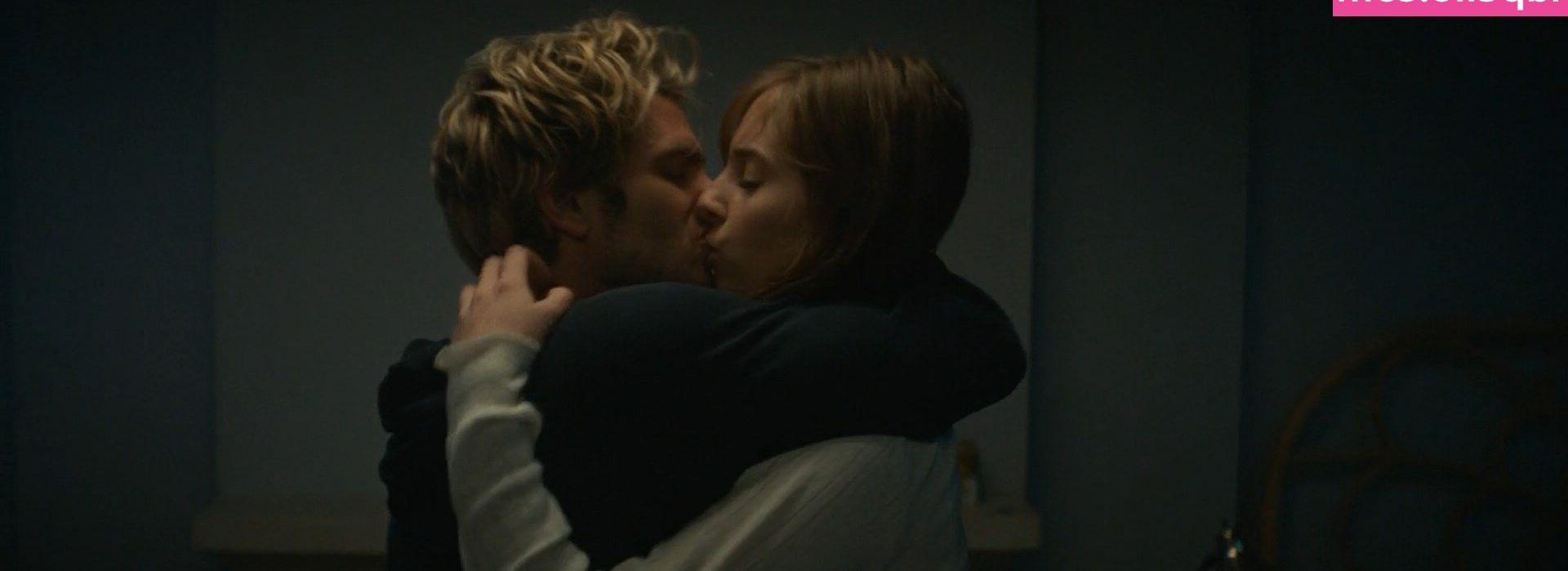 25P Maya Hawke nude