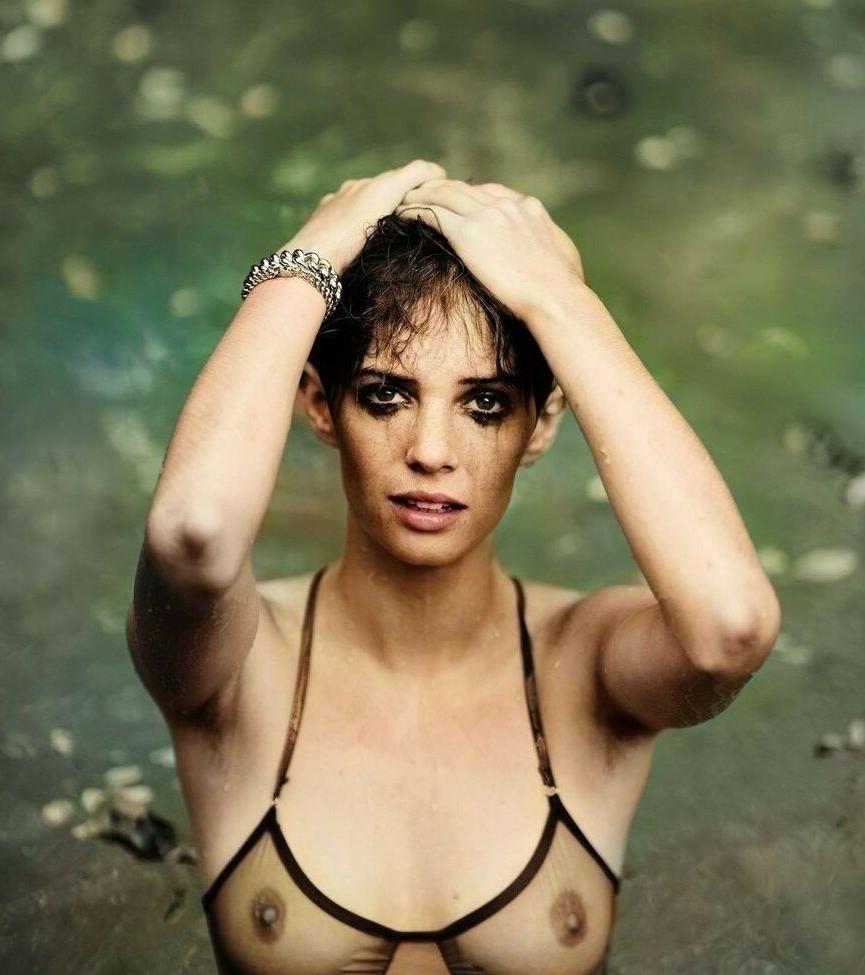 25P Maya Hawke nude