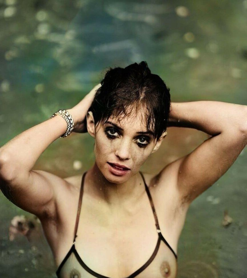 25P Maya Hawke nude