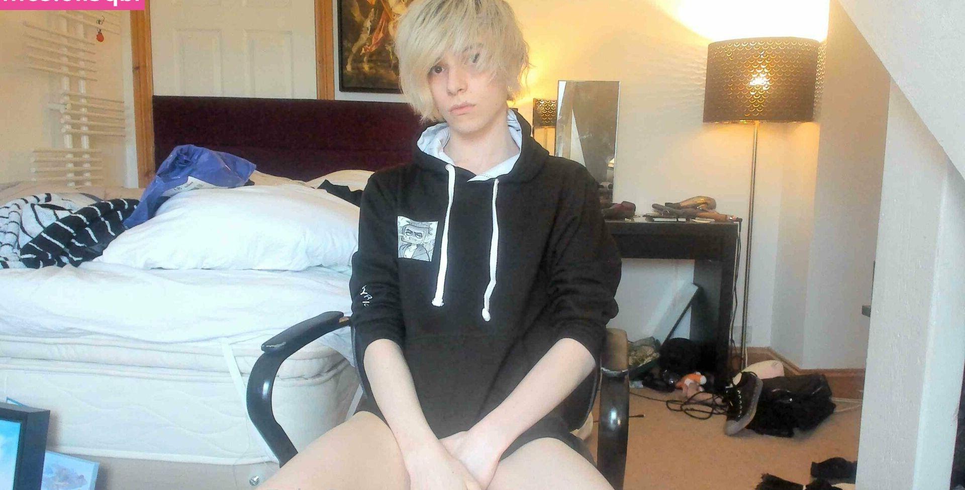 19P Narsissyus nude