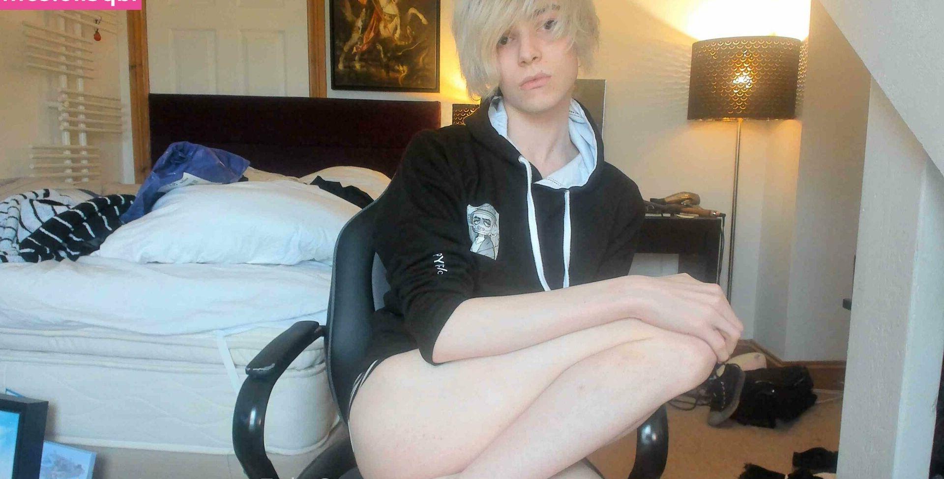 19P Narsissyus nude