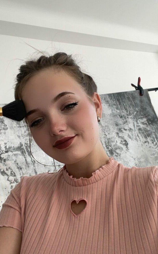 19P Caroline Moore nude