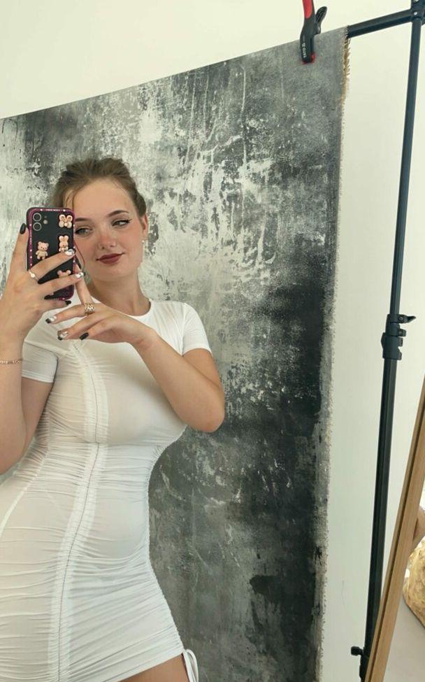 19P Caroline Moore nude