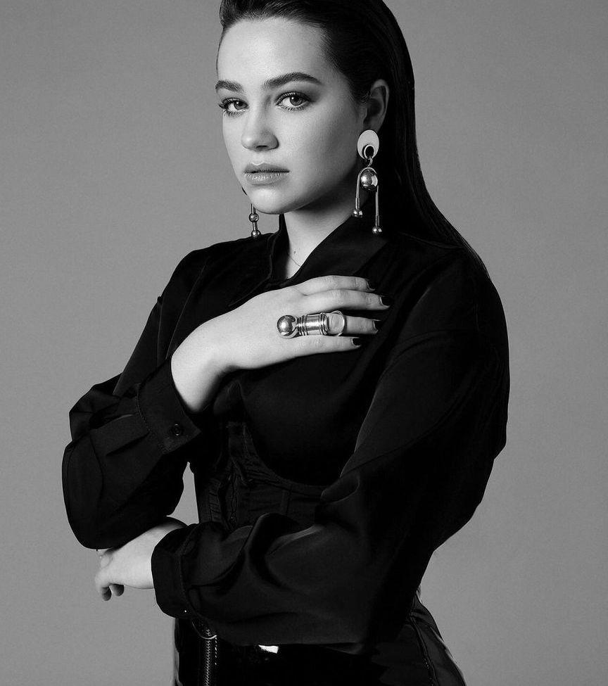 25P Mary Mouser nude
