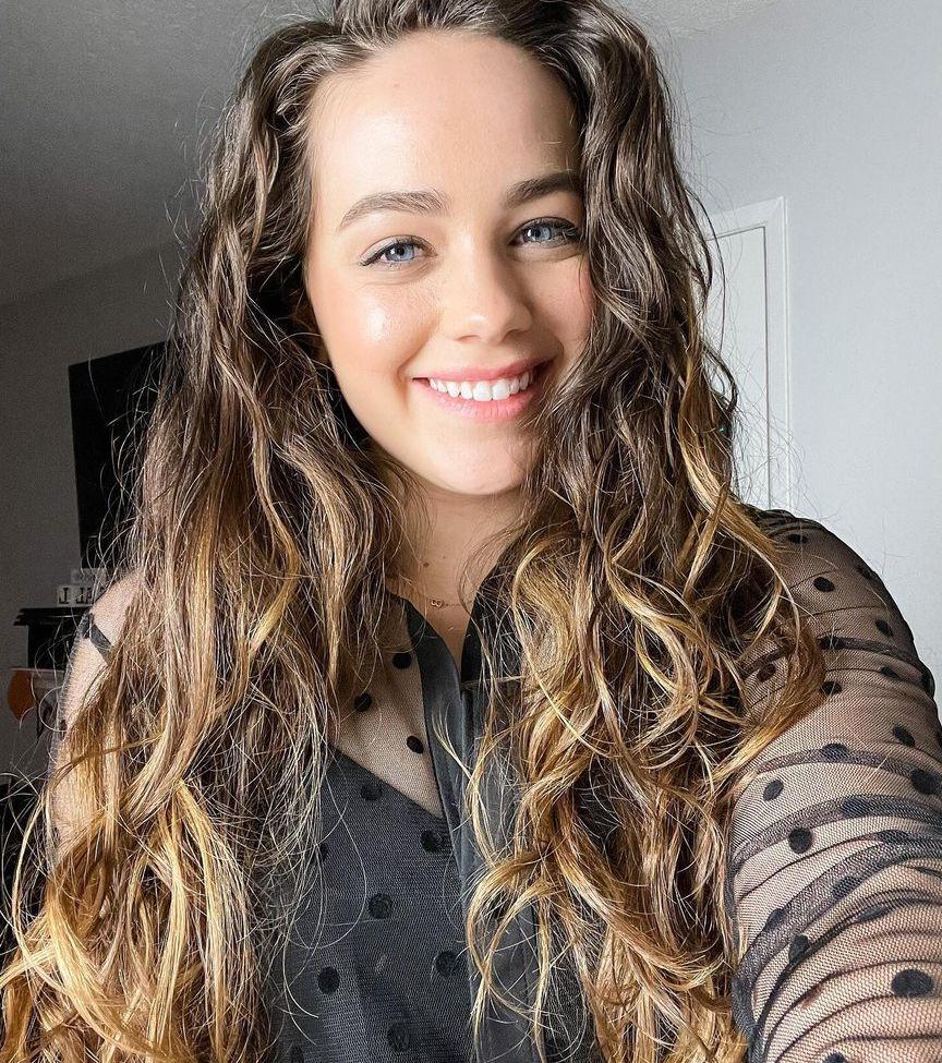 25P Mary Mouser nude