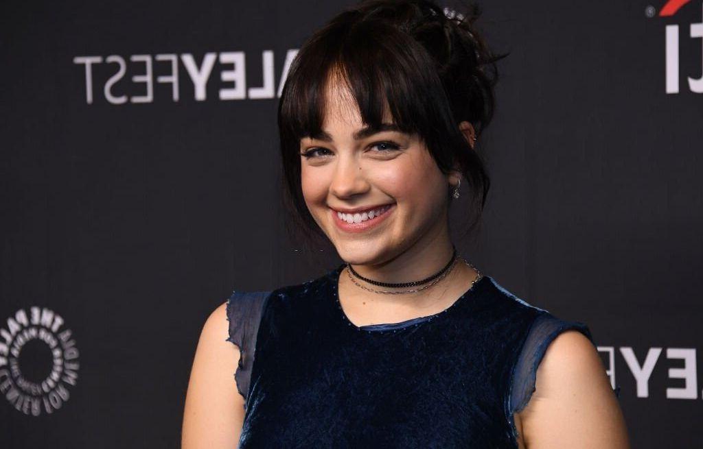 25P Mary Mouser nude