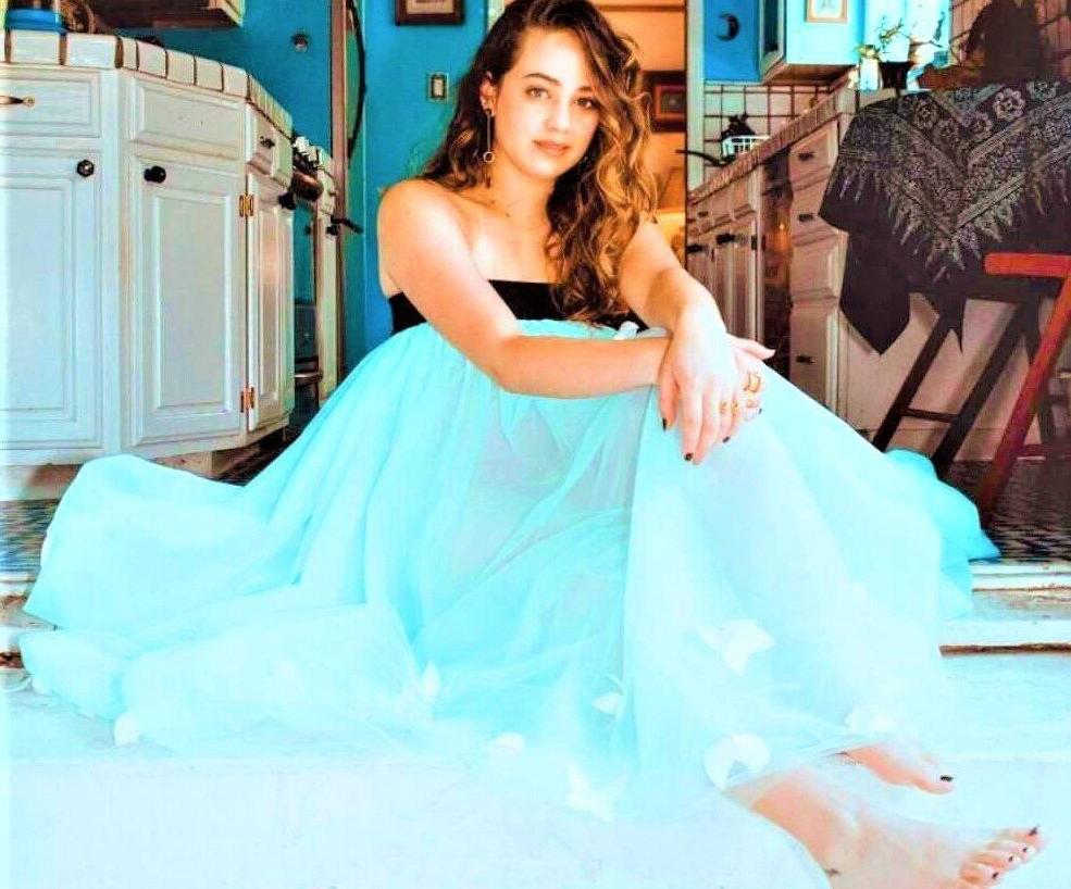 25P Mary Mouser nude