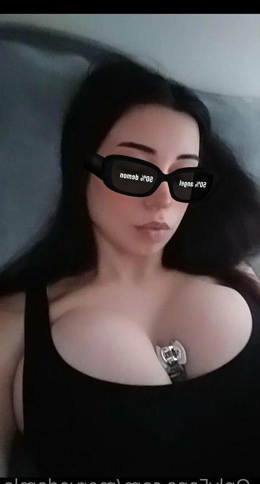 25P Merve Damla nude