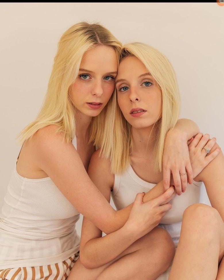 21P Twinsblonde nude
