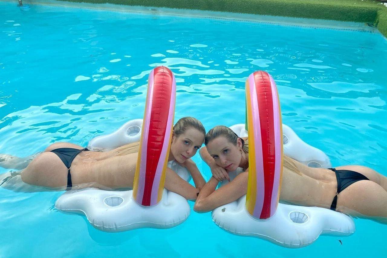 21P Twinsblonde nude