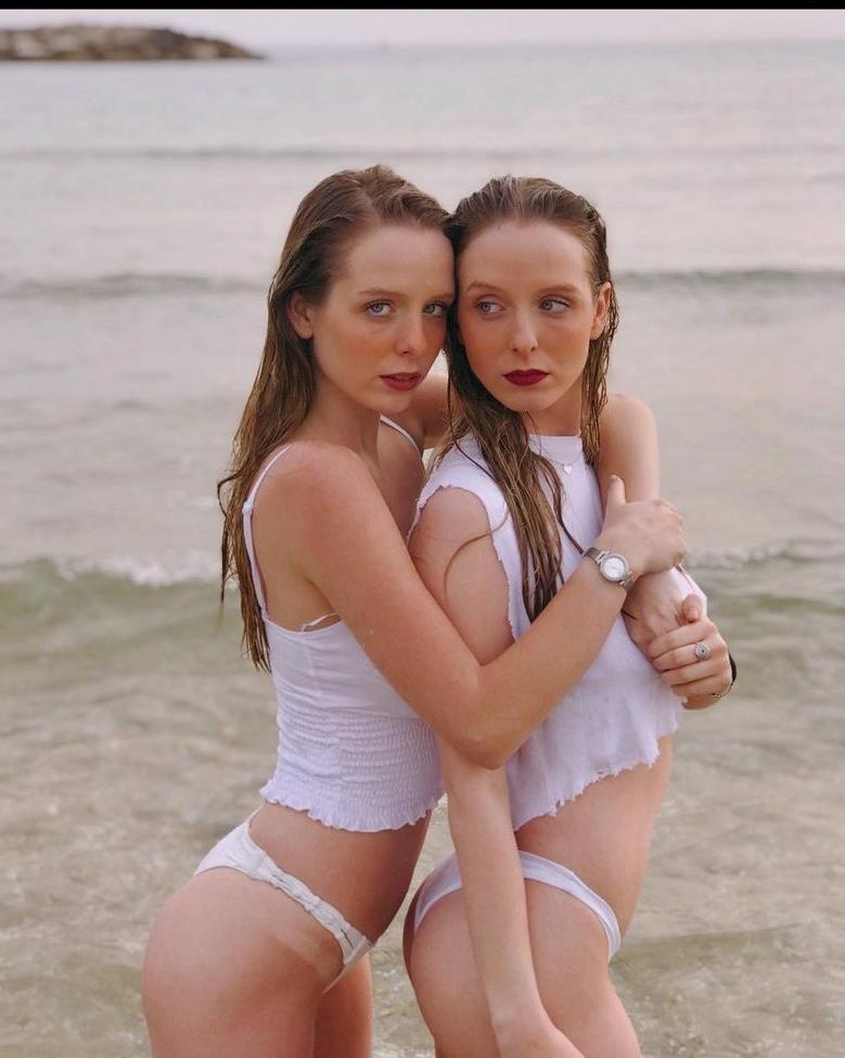 21P Twinsblonde nude