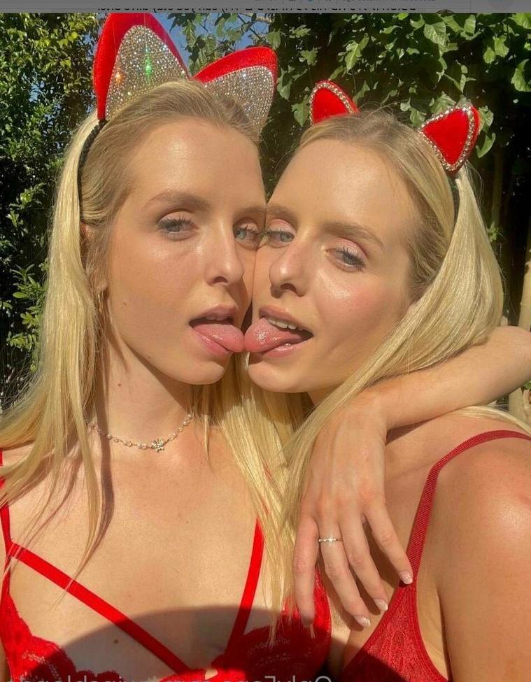 21P Twinsblonde nude